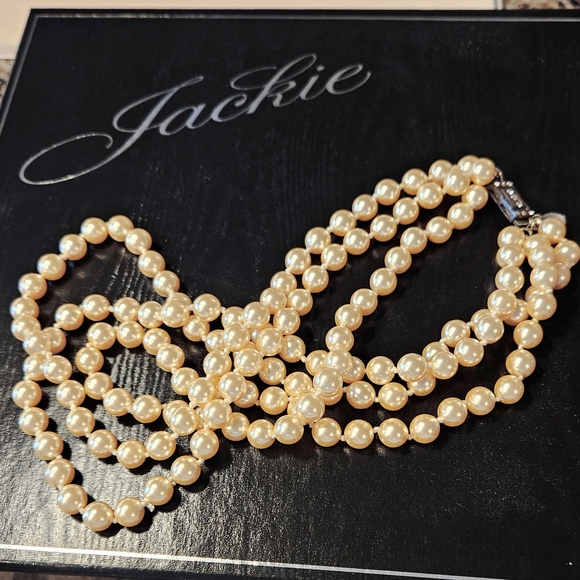 SALE!! Vintage Jackie Onassis Pearl Necklace - Picture 5 of 9